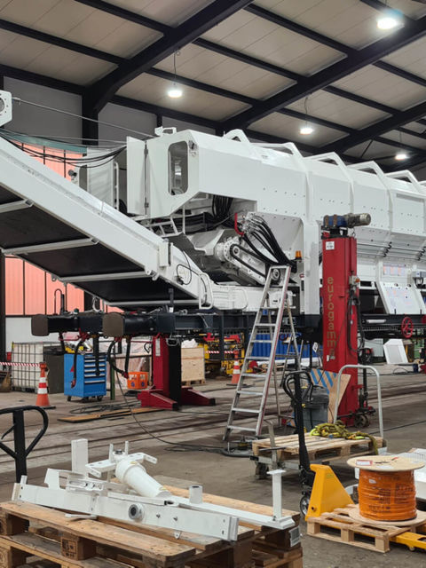 135-Maschine-und-Arbeiter-in-Halle